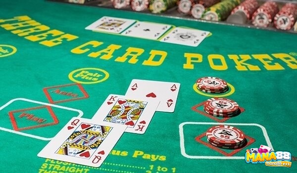 Mỗi người chơi và dealer được chia 3 lá bài