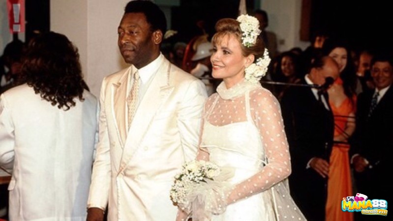 Pelé đã kết hôn với nhà tâm lý học kiêm ca sĩ Assíria Lemos Seixas